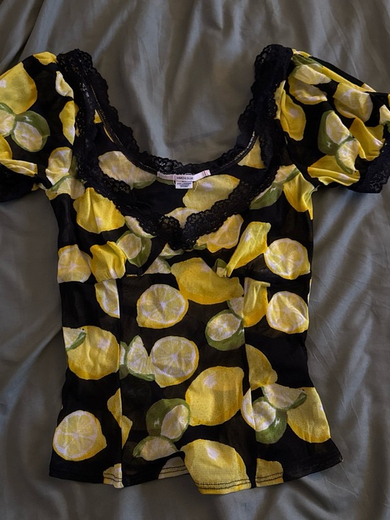Kimchi Blue Tops - Kimchi Blue Black Lace Lemon-Print Camisole Sheer Girly Summer Top